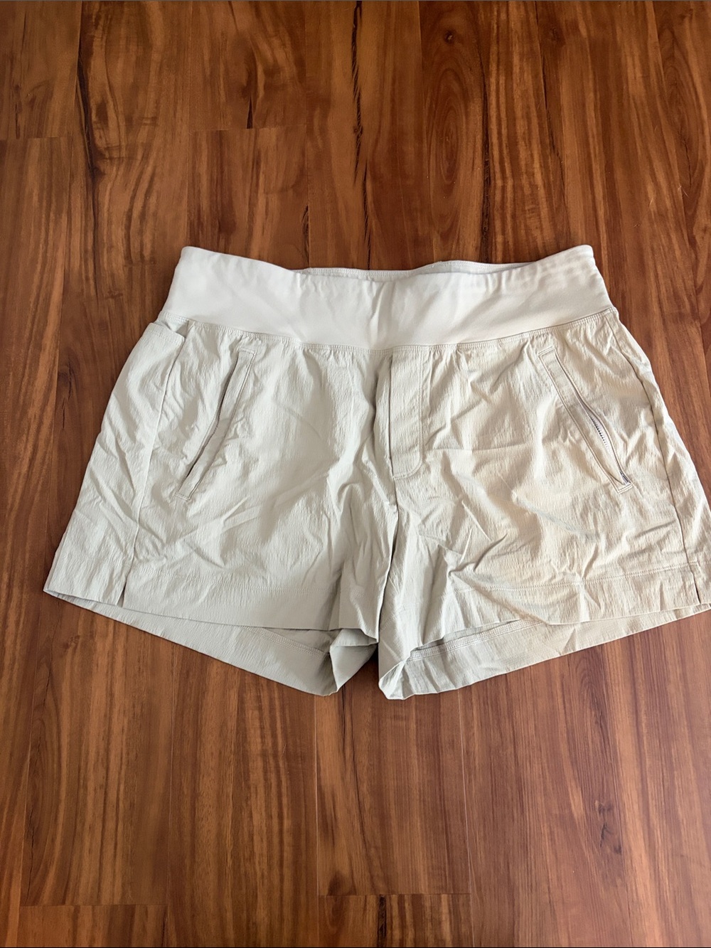 Athleta Cream Mid-Rise Active Shorts